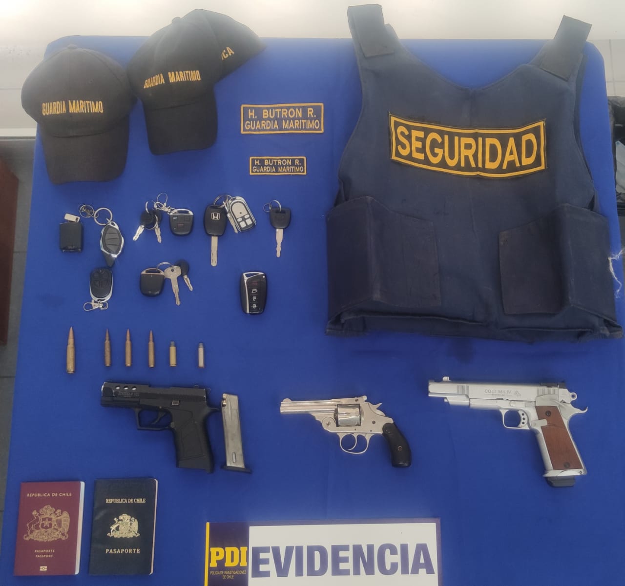 Mantenía tres armas de fuego y contaba con tres órdenes de detención pendientes