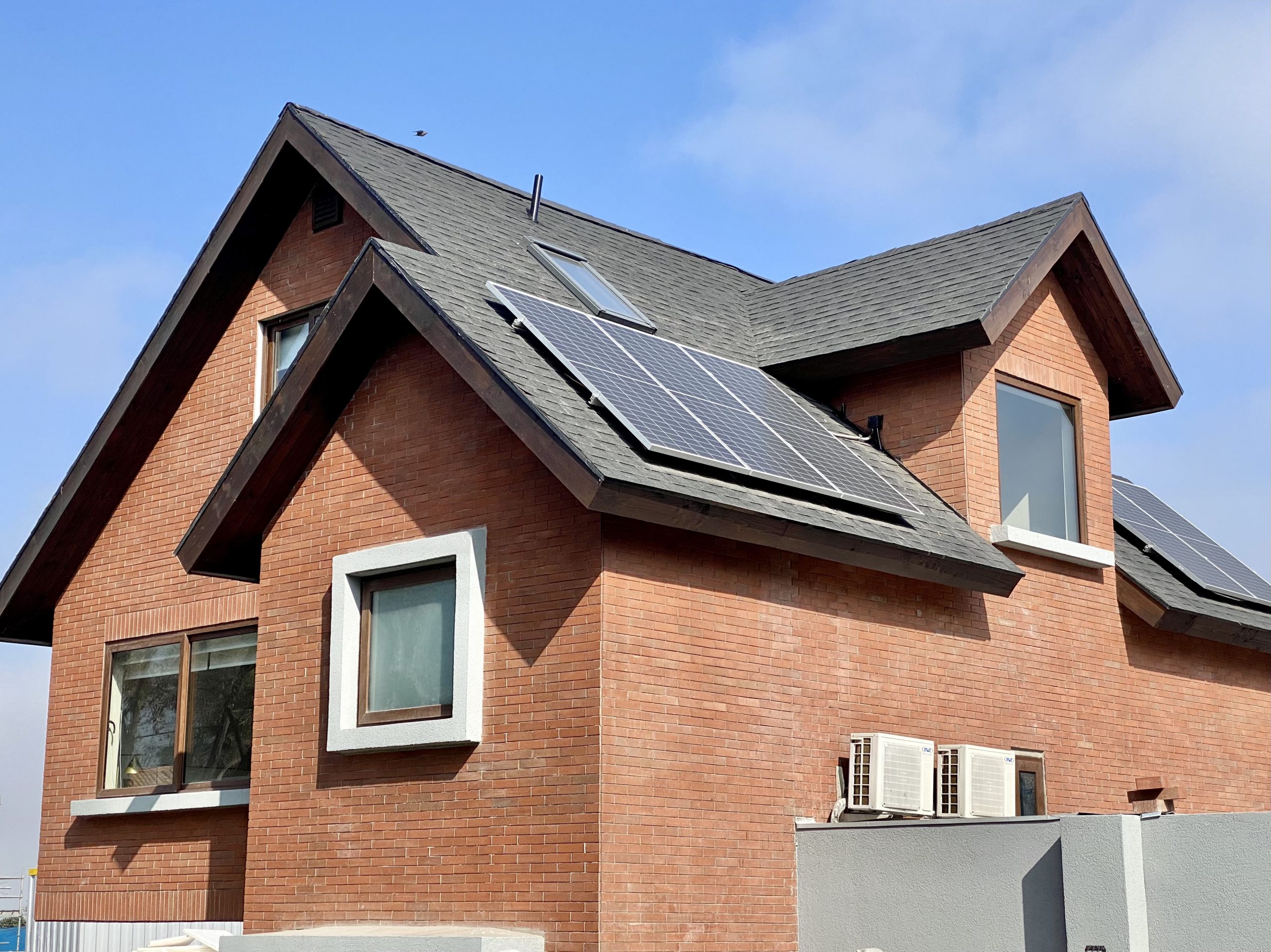 Hasta 500 mil al año puedes ahorrar con paneles solares en tu hogar