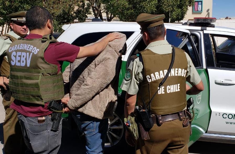 Carabineros detuvo a sujeto cuando cambiaba las patentes a vehículo robado