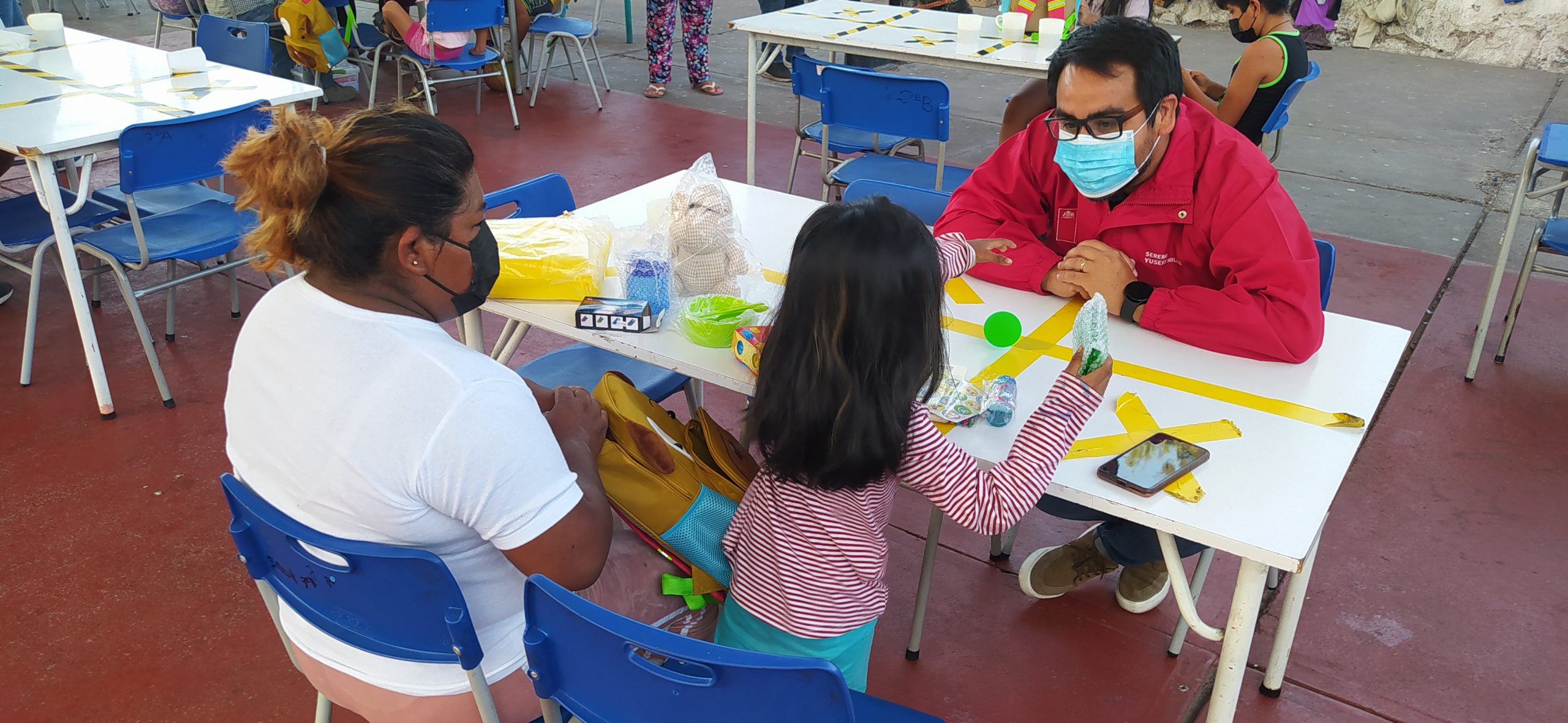 Niños albergados por incendio en Laguna Verde reciben kits lúdicos de contención