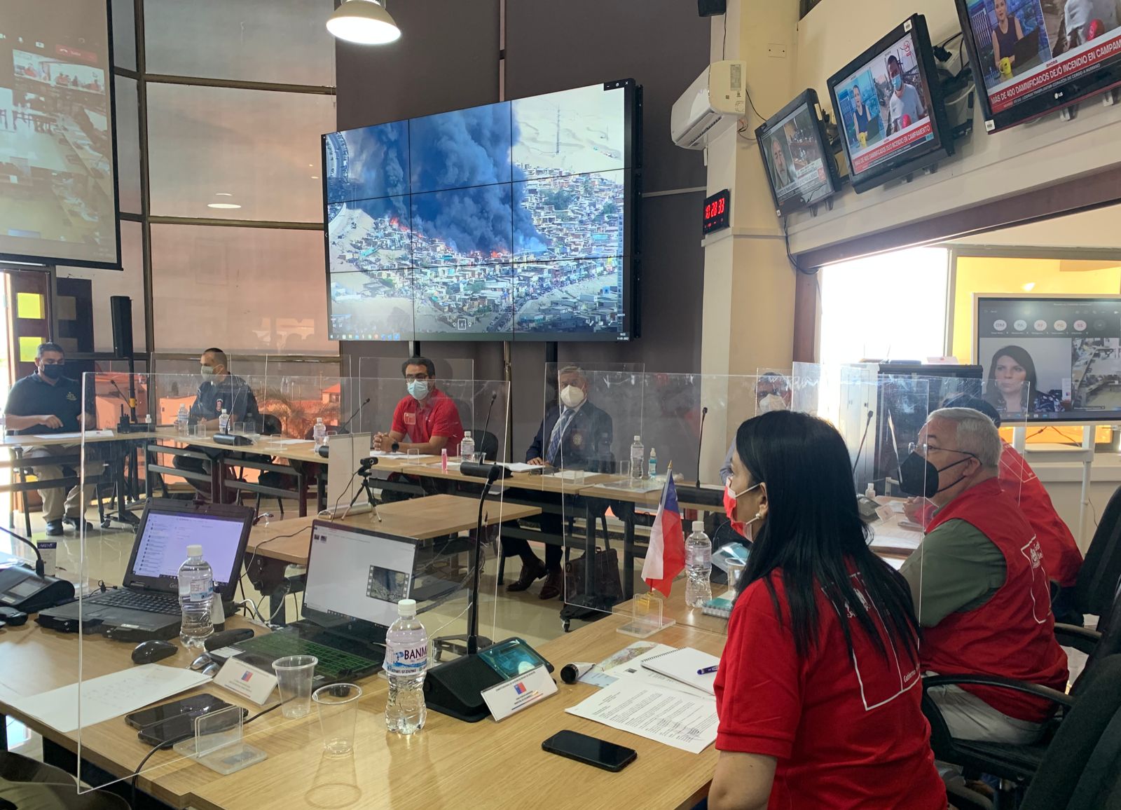 Ministra Rubilar y subsecretaria Balladares coordinan en terreno las ayudas para familias afectadas por incendio en Iquique