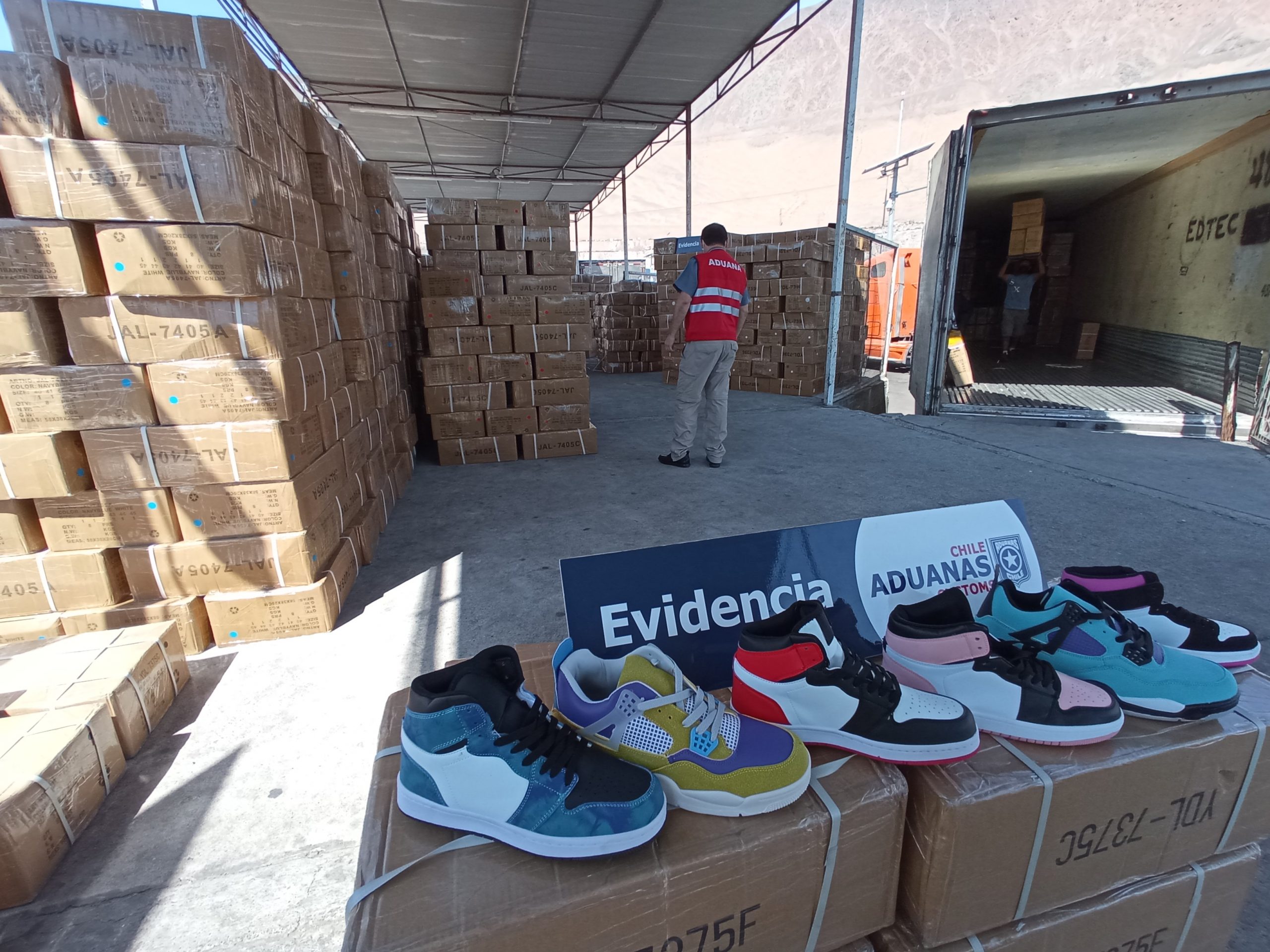 Aduanas Iquique incautó 15 mil 224 pares de zapatillas falsificadas