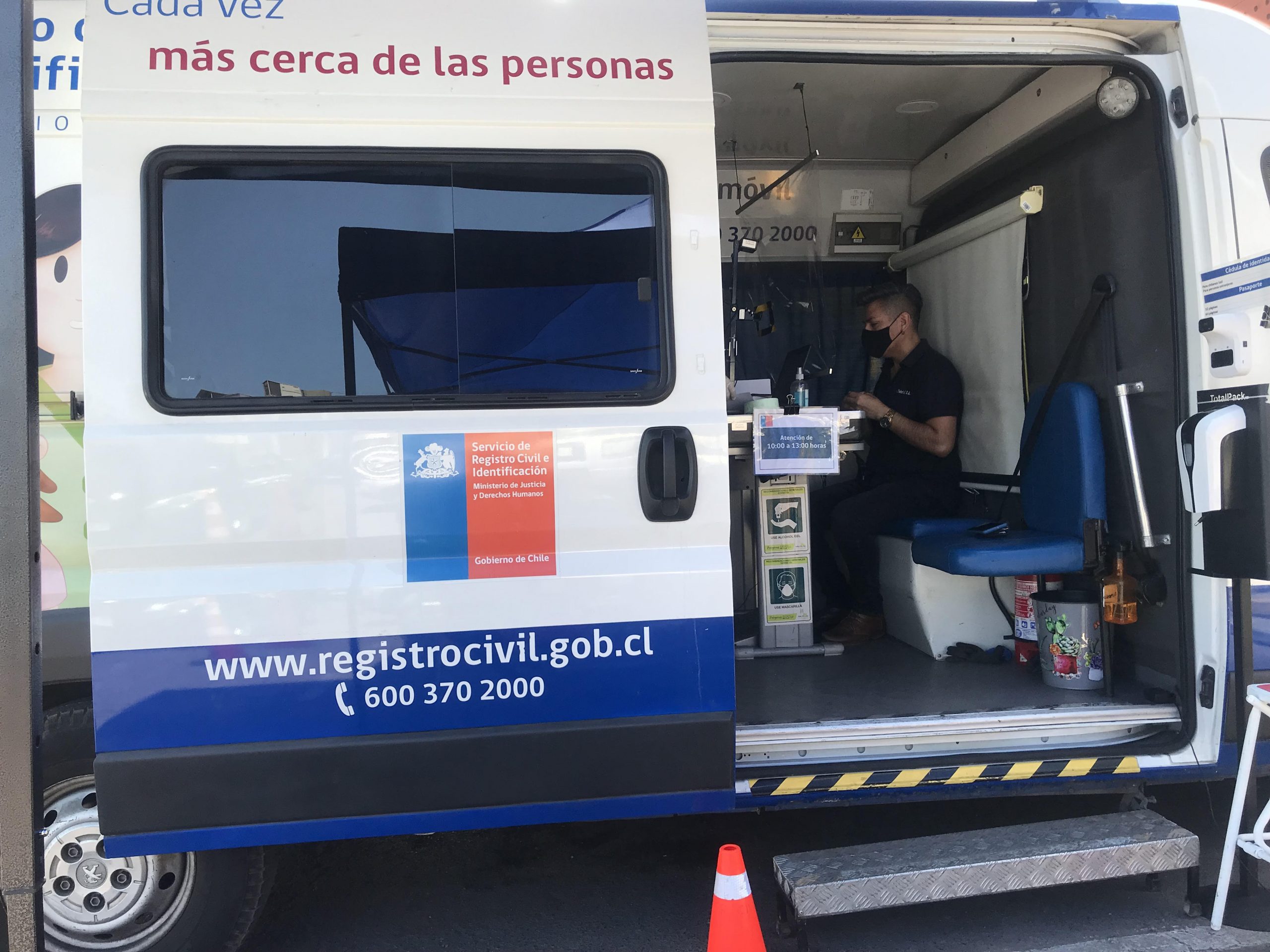 Excelente trabajo de funcionarios del Registro Civil Tarapacá con su oficina móvil