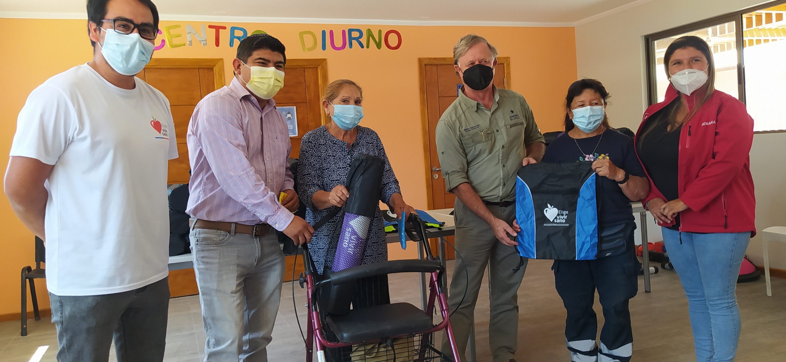 Adultos Mayores de Huara reciben kits de yoga del programa Elige Vivir Sano￼