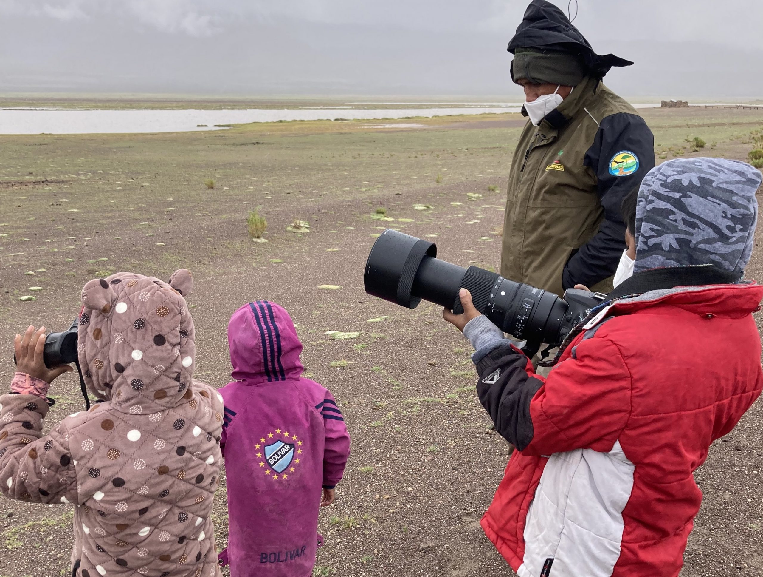 Niños participan de censo de aves en Parque Nacional Volcán Isluga