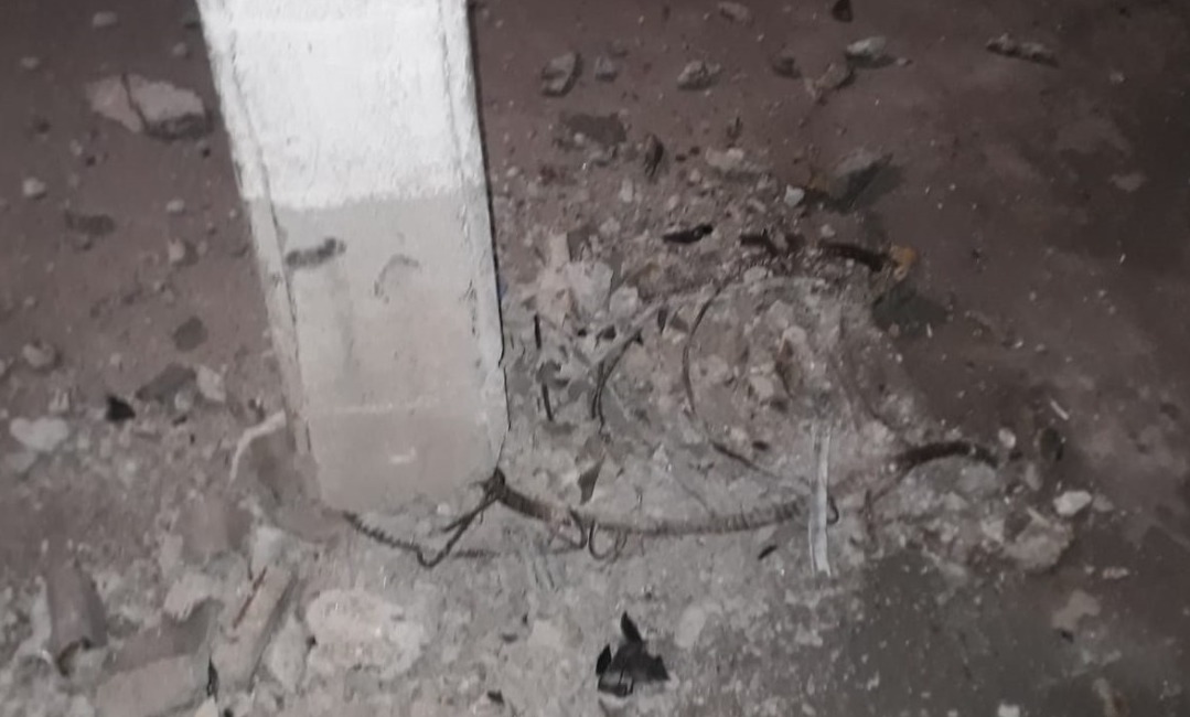 Vehículo chocó poste de alumbrado público y dejó a sector sin suministro eléctrico