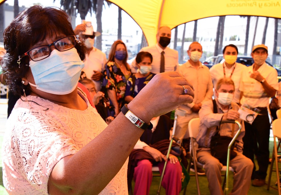 Continúa entrega de pulseras de reconocimiento a enfermos crónicos y adultos mayores en El Tamarugal