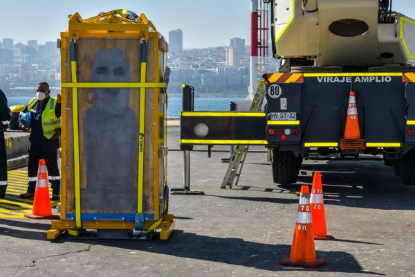 Ministerio de las Culturas y Armada de Chile encabezan embarque del Moai Tau en Valparaíso para su viaje a Rapa Nui