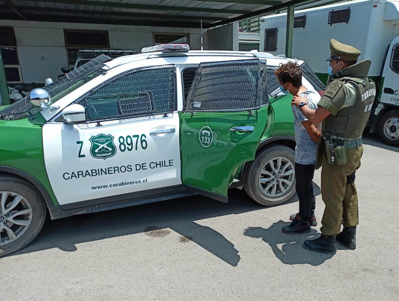 Carabineros detuvo a microtraficante y a implicado en riña con arma blanca en sector del Mercado Centenario