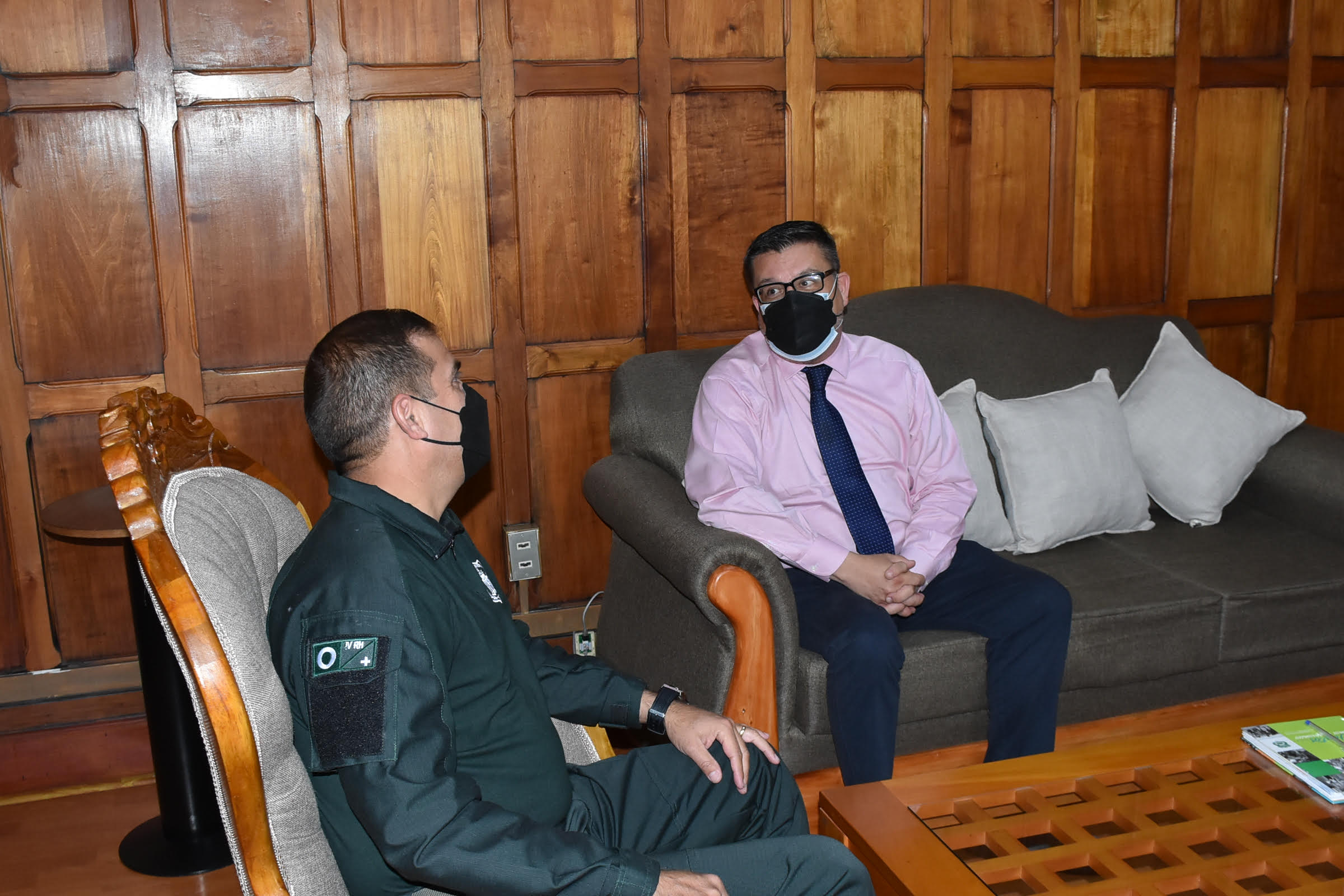 Director Regional de Gendarmería sesionó con el Defensor Regional