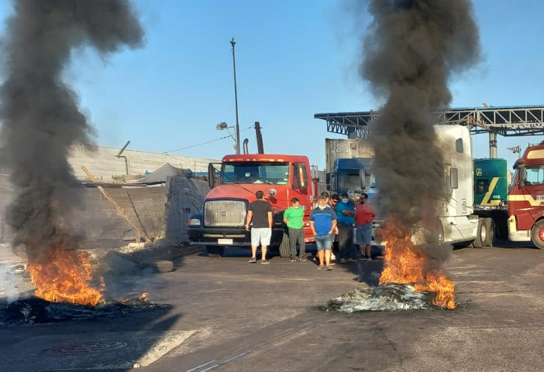 Camioneros bloquean rutas en protesta por muerte de conductor