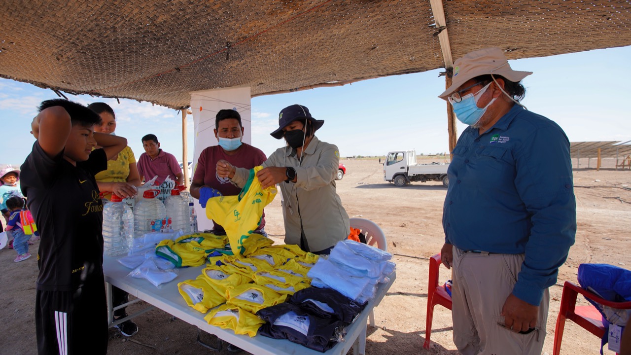 Niños y niñas de Bajo Soga recibieron indumentaria deportiva