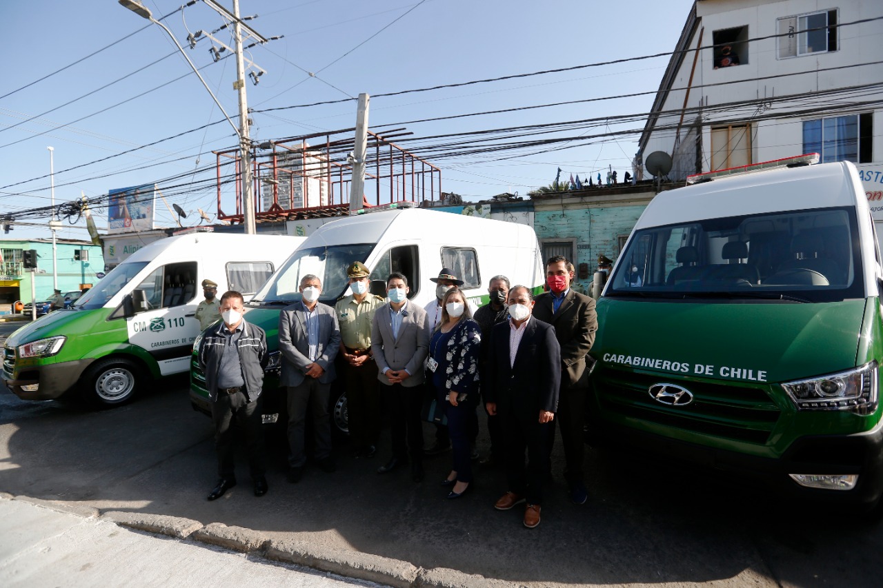 Gobernador Carvajal entregó 6 retenes móviles a Carabineros de Tarapacá