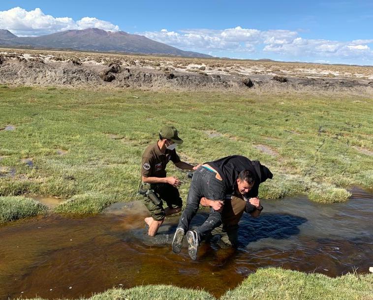 Carabineros de Colchane rescataron a familia en el sector de Coipasa