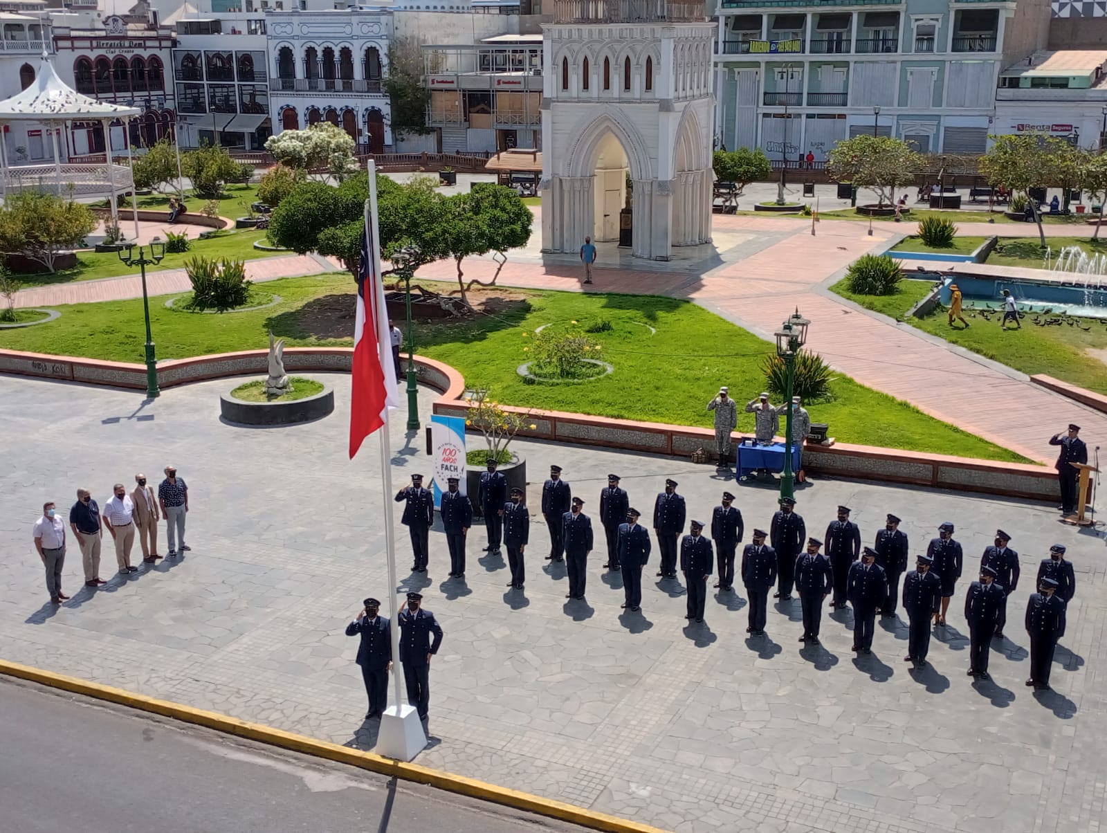Primera Brigada Aérea inició actividades del Mes del Aire y del Espacio con izamiento en Plaza Prat de Iquique