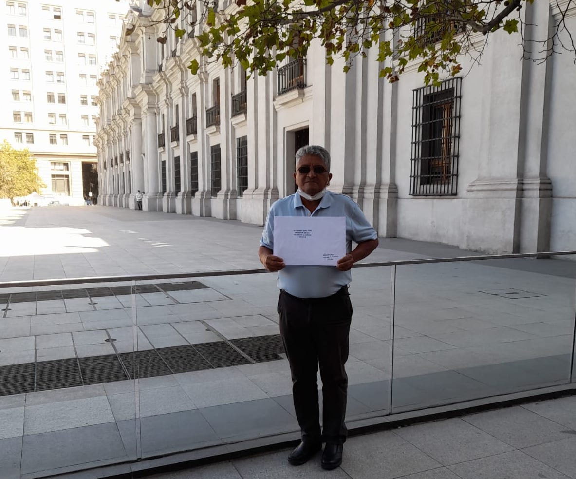 Dirigente vecinal entregó carta en La Moneda pidiendo al presidente Boric arreglos urgentes en población Bellavista