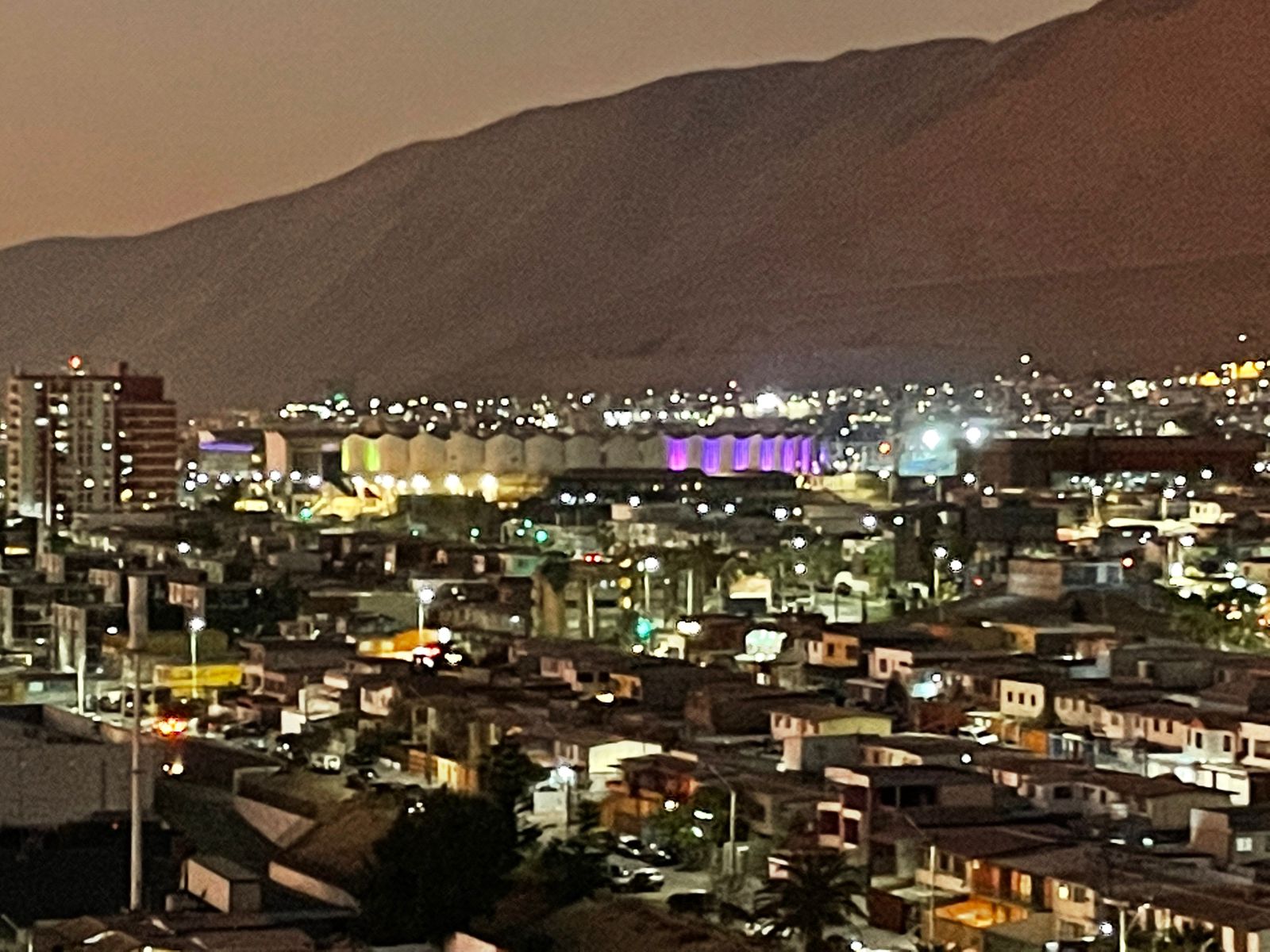 La Moneda y edificios emblemáticos de todo Chile se iluminan por la epilepsia; en Iquique, el Estadio Tierra de Campeones