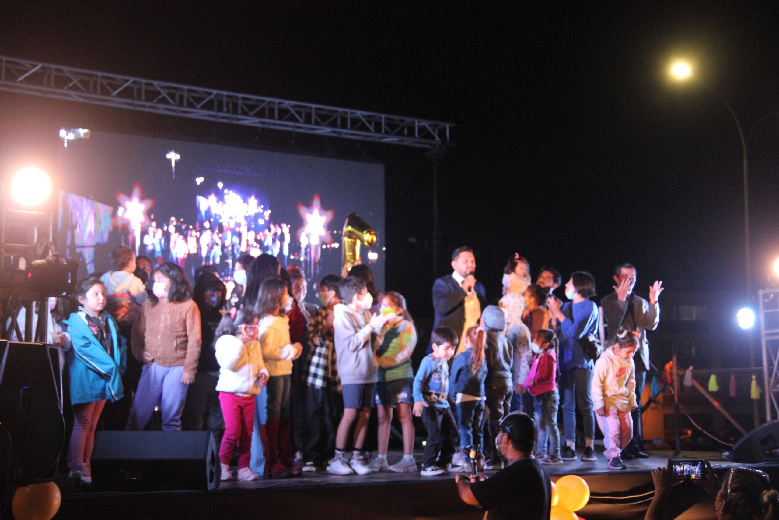 Cantando cumpleaños feliz y el anuncio de casa nueva el Centro MB2 celebró su séptimo aniversario