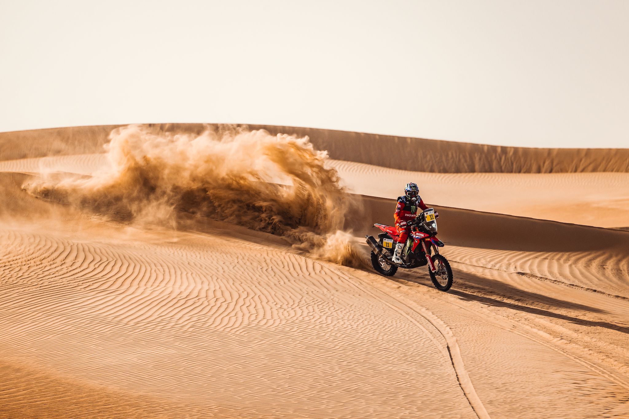 Nacho Cornejo termina la penúltima etapa del Rally de ABu Dhabi manejando con una mano