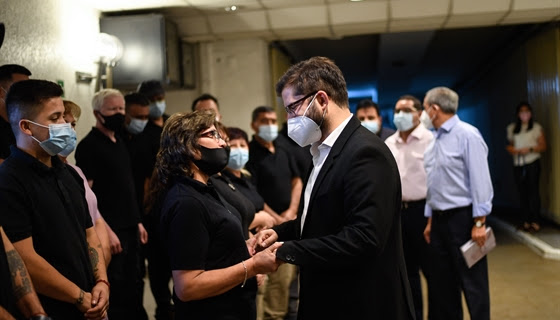 El Presidente Gabriel Boric saludó a funcionarios (as) de La Moneda