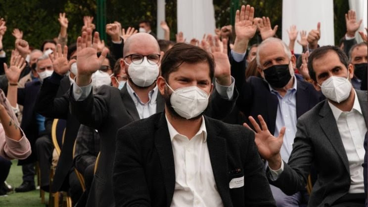 Detalles del cónclave en Cerro Castillo: El llamado de Boric al oficialismo a evitar el “discolaje” en el Quinto Retiro