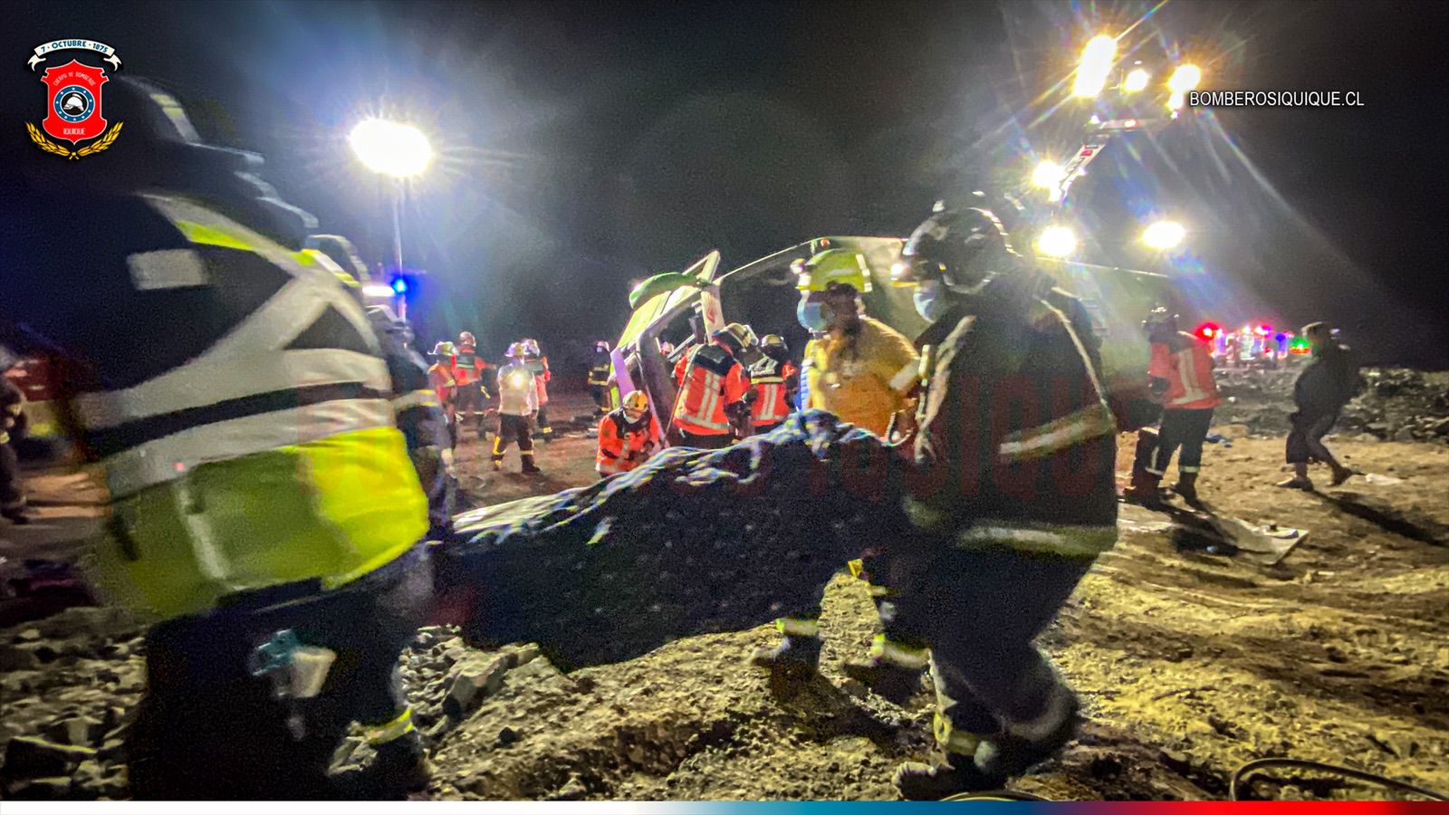Un muerto y seis heridos en volcamiento de bus en sector de Playa Ique-Ique