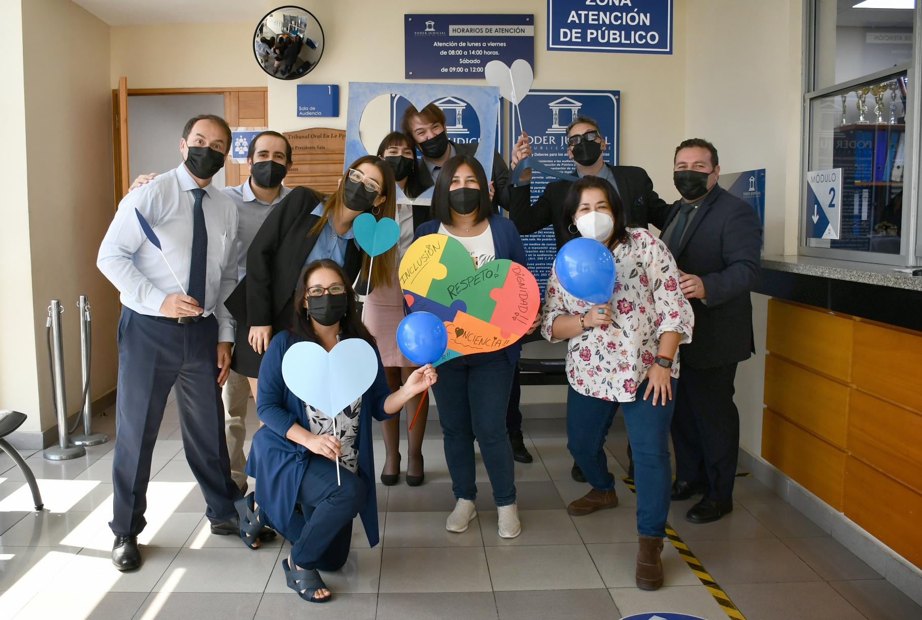 Funcionarios del Tribunal Oral de Iquique se vistieron de azul por el Día Mundial del Autismo