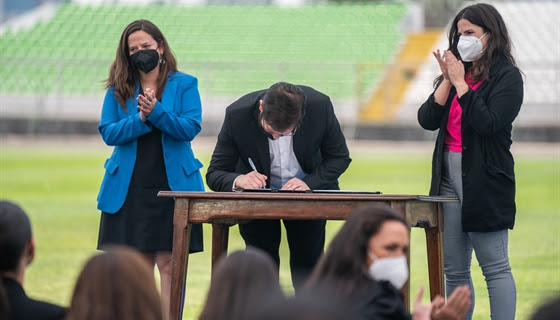 Presidente Boric promulgó la ley que establece obligatoriedad de contrato en el fútbol profesional femenino