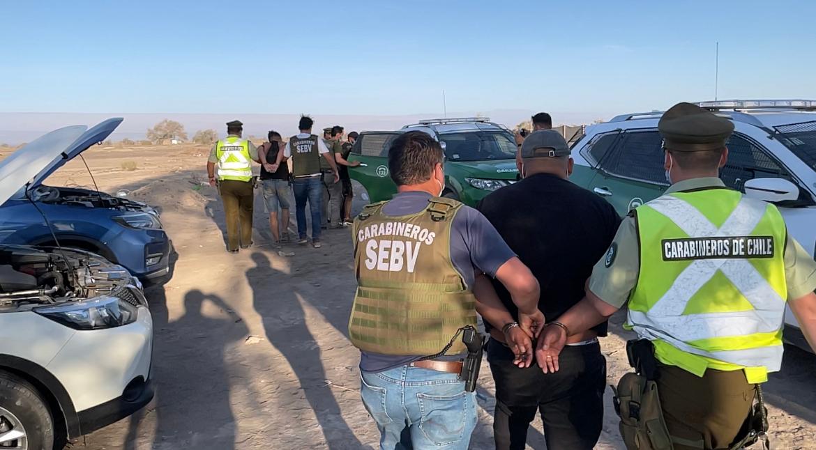 Carabineros recuperó dos automóviles robados que estaban ocultos en una parcela de La Tirana