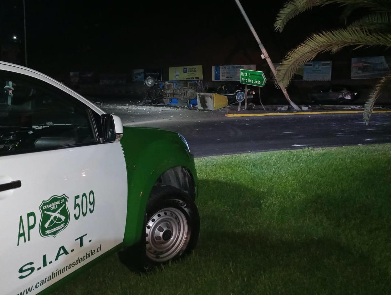 Murió copiloto y conductor se mantiene en riesgo vital tras volcamiento de camión en rotonda El Pampino