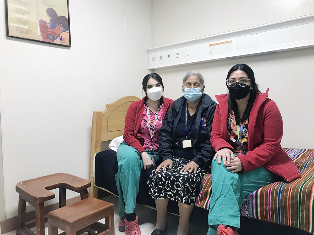 Servicio de Salud Arica y Hospital Regional reanudan programa de parto a la manera aymara