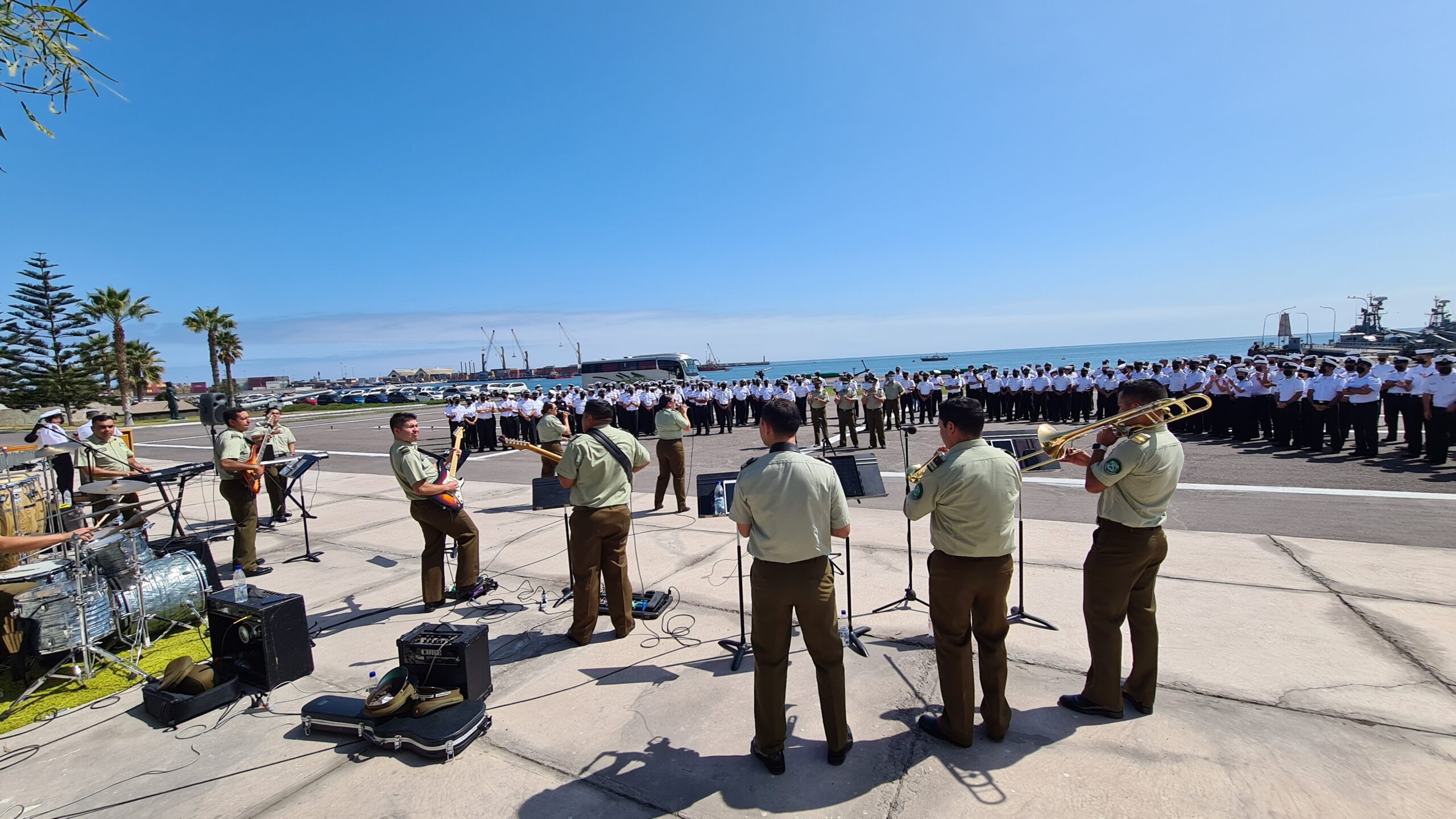 Carabineros saluda a la Armada con retreta de la Small Band