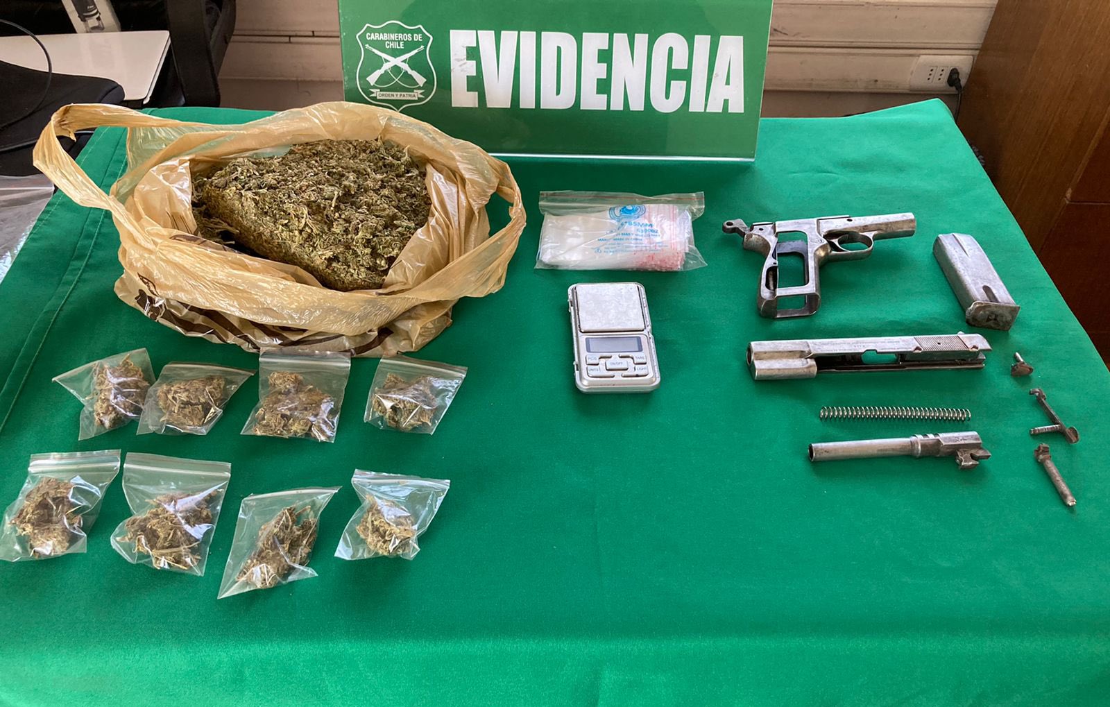 Carabineros detiene a hombre que agredió y amenazó a su pareja con arma de fuego en Alto Hospicio