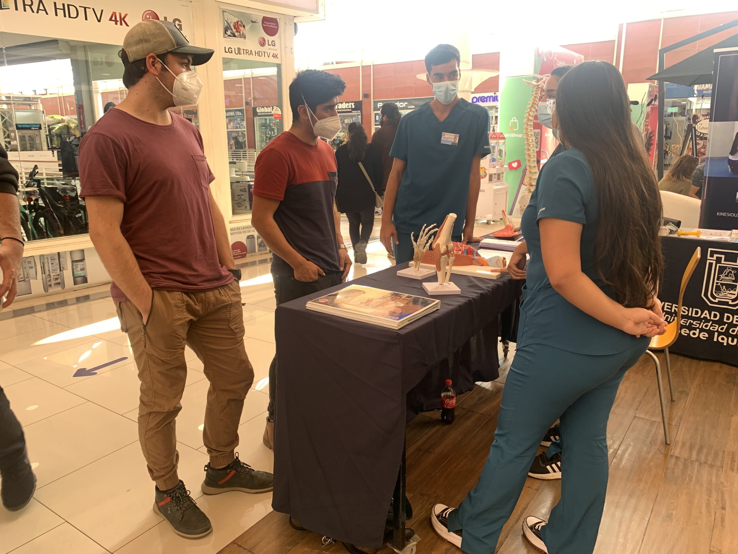Carreras de Kinesiología y Nutrición y Dietética de UTA Iquique realizaron muestra en Mall ZOFRI￼