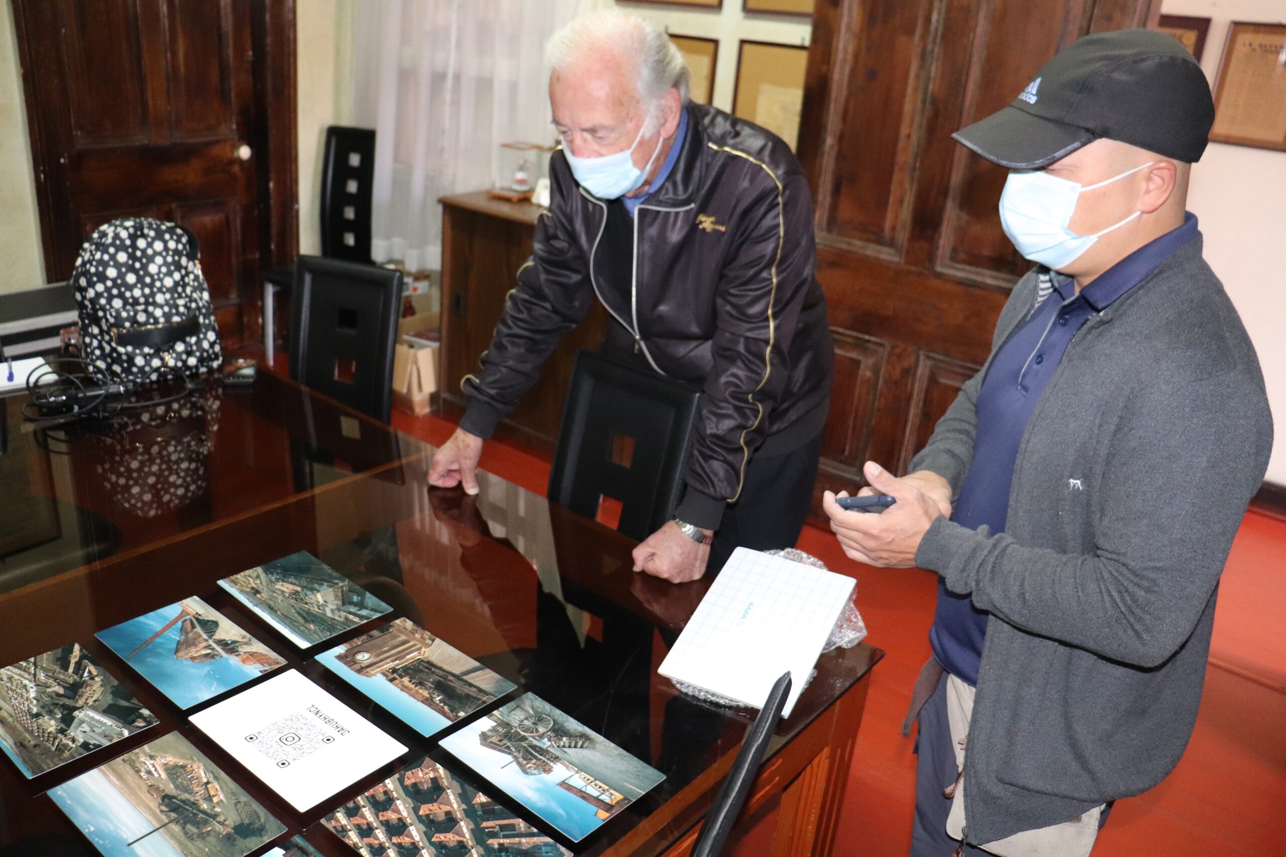 Periodista checo donó fotografías de Humberstone y Santa Laura impresas en alta tecnología y prepara publicación de un libro