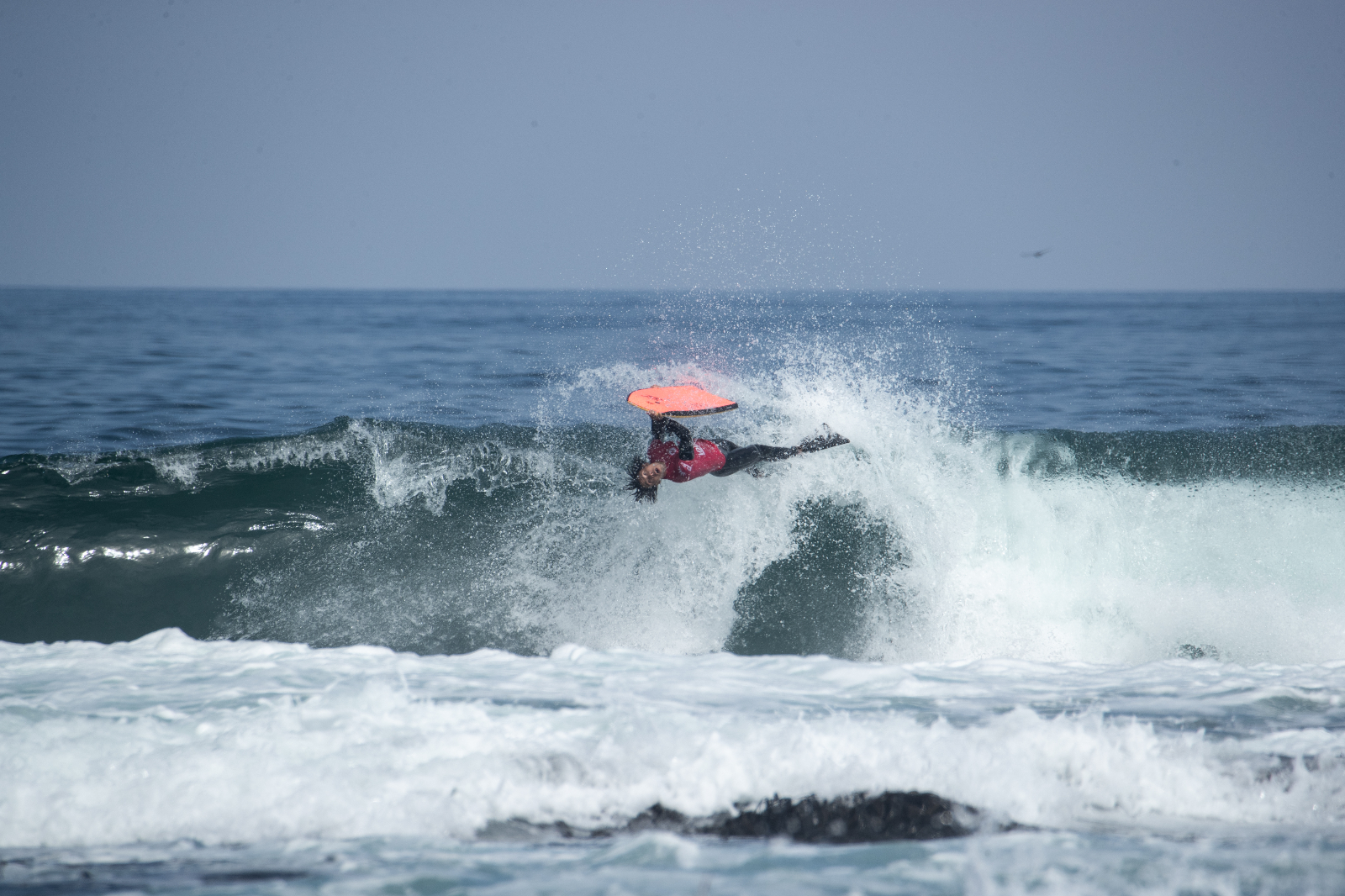 Alan Muñoz consigue la ola perfecta en el Erizos Iquique Bodyboard Pro 2022