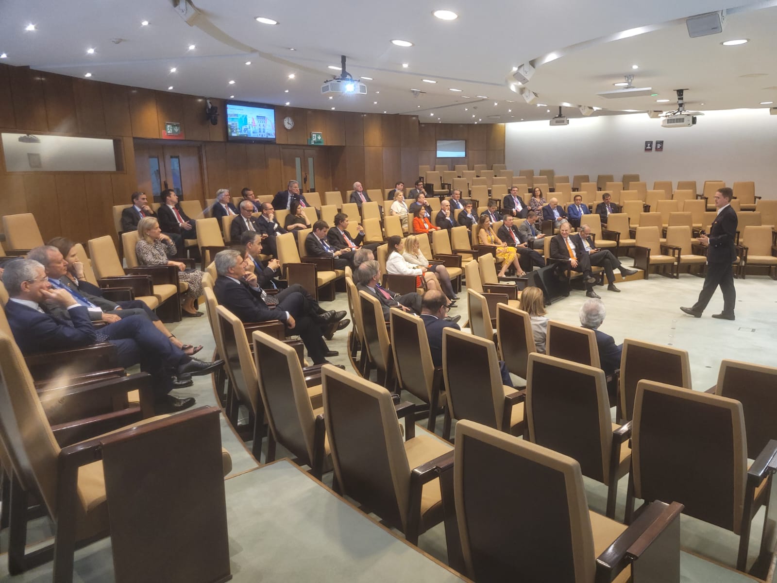 Más de 150 empresarios chilenos y españoles participan de recepción de negocios en Madrid￼