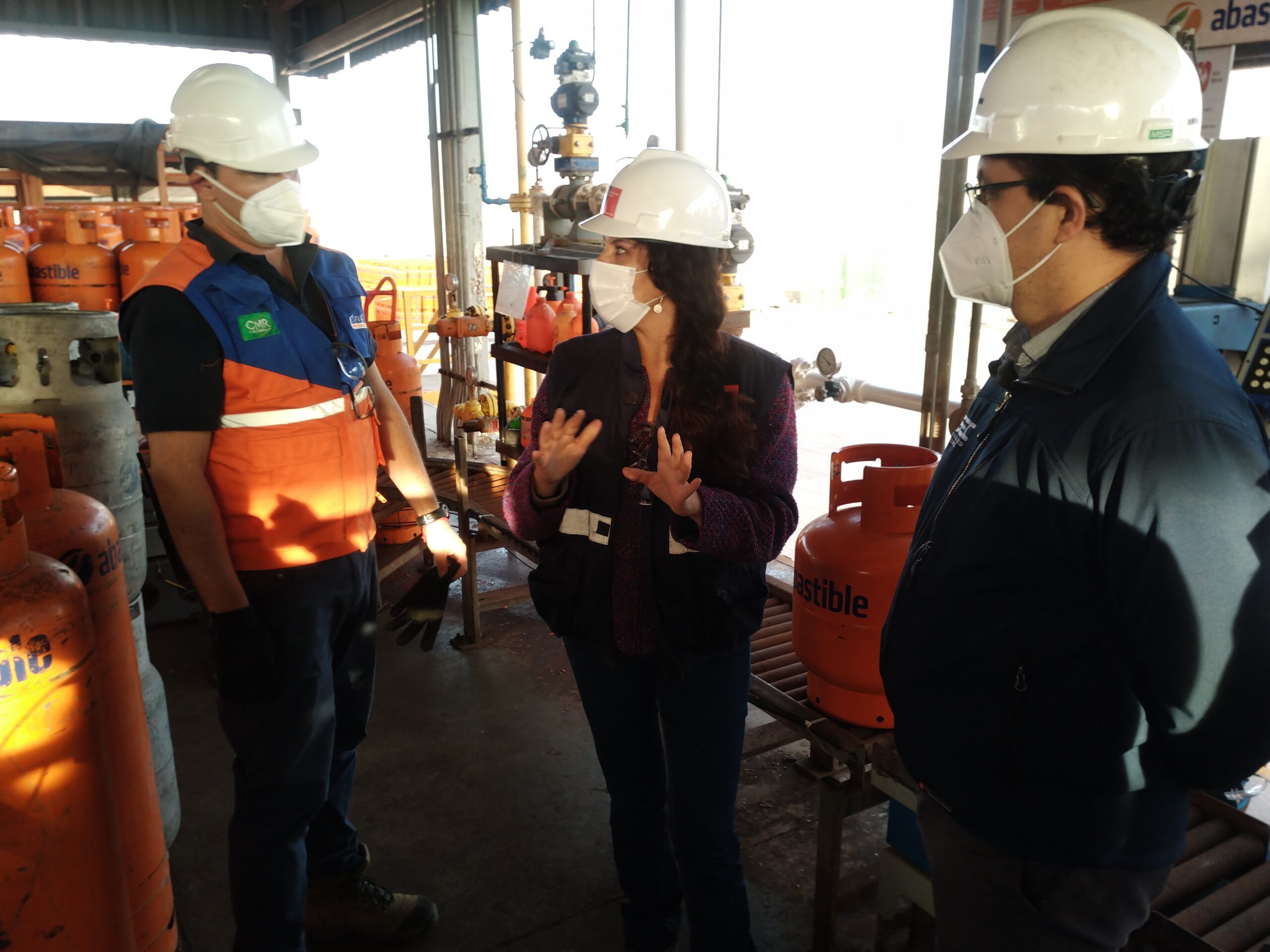 Autoridades conocen plan de seguridad en planta de almacenamiento de gas en Iquique