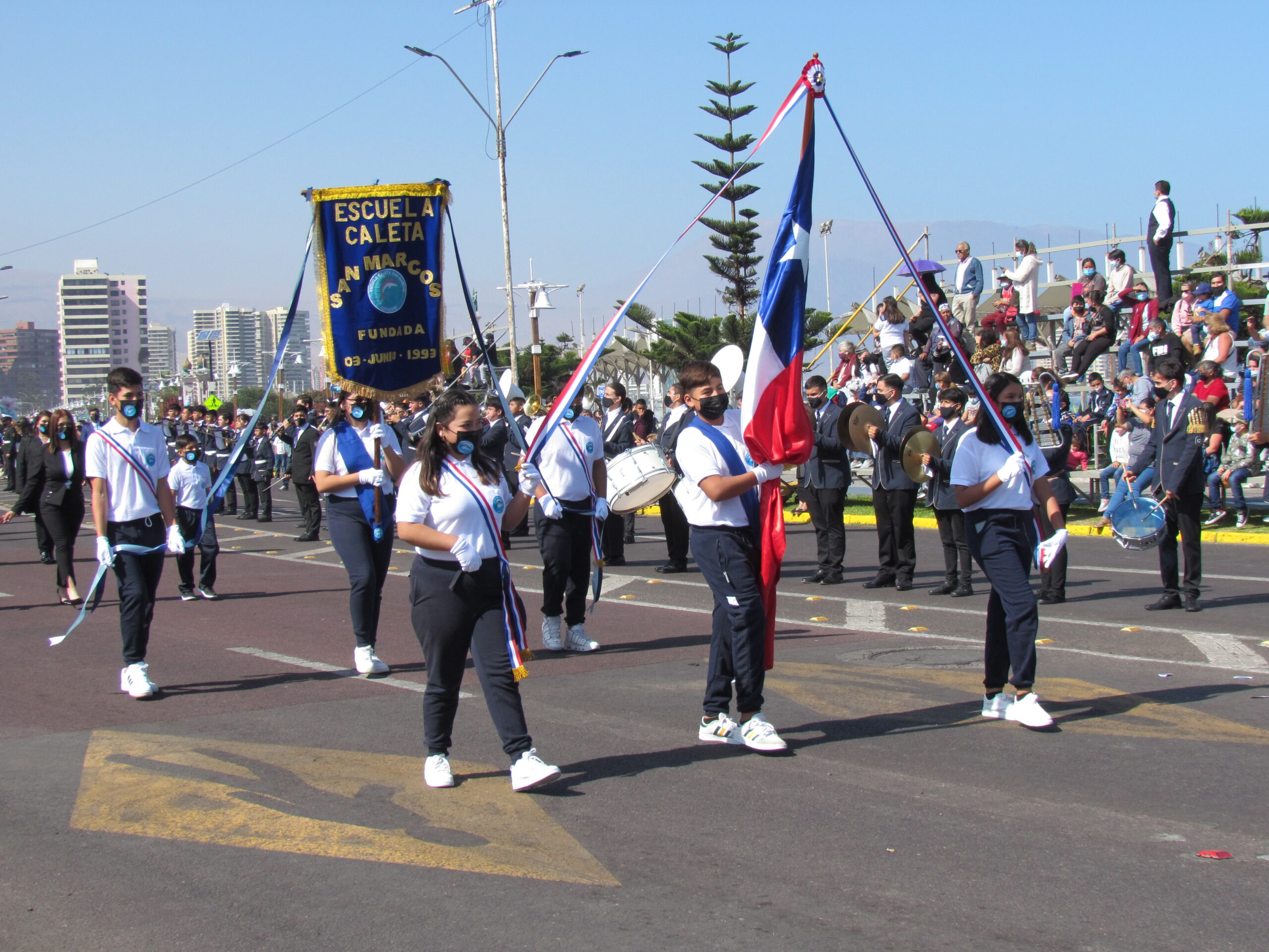 Estudiantes de Iquique desfilaron en conmemoración del 21 de Mayo