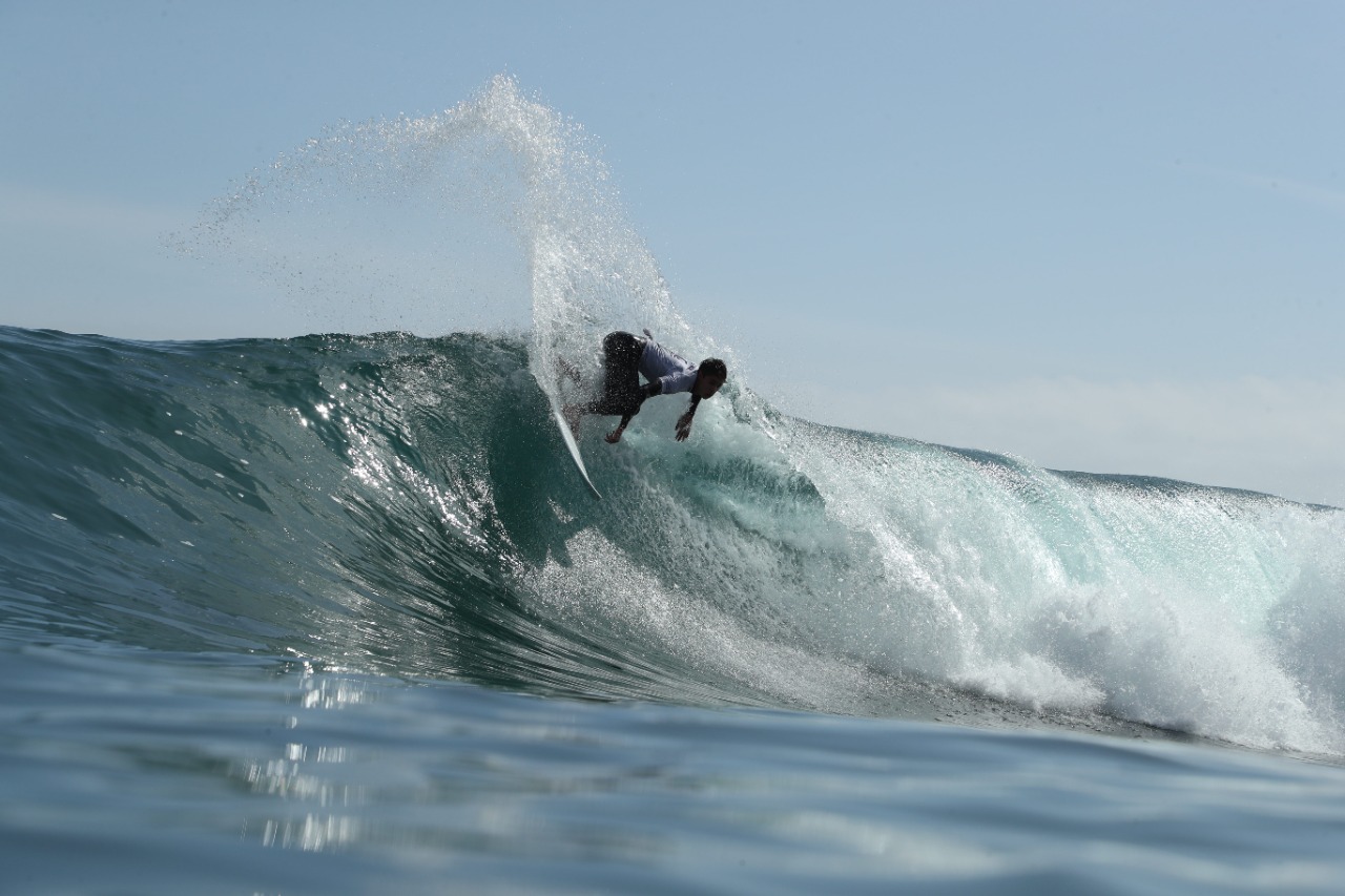 De promesa a realidad: El joven astro chileno Noel de la Torre ataca con todo en el Quiksilver/Roxy Iquique Pro Surf 2022