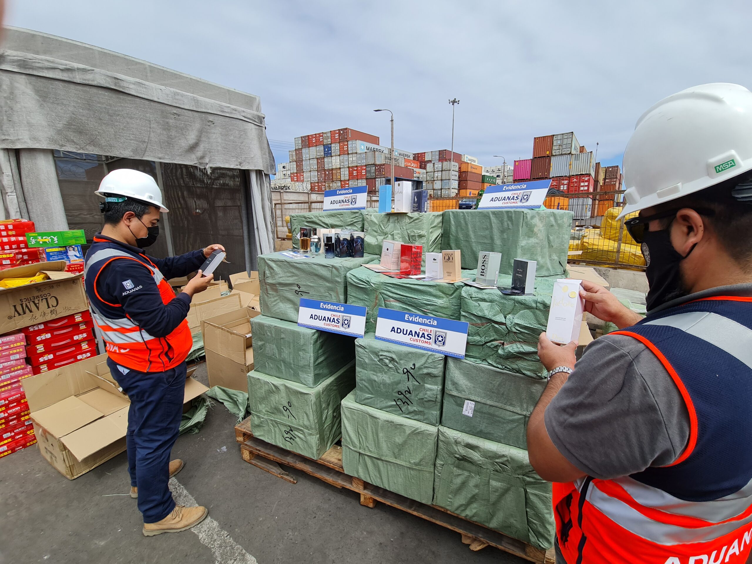 Aduanas incautó contenedor con $1.200 millones en perfumes y zapatillas falsificadas