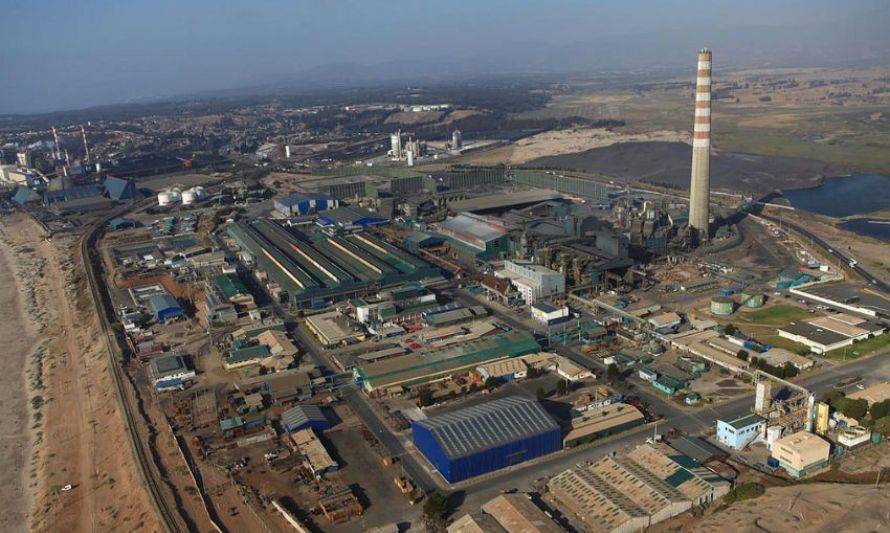 Con cadenas y candados: Trabajadores de Codelco cerraron División de Ventanas esta medianoche