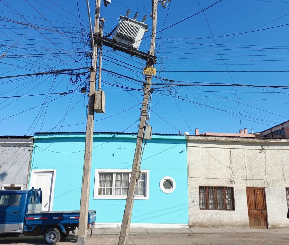 Conductor chocó subestación de distribución eléctrica en Errázuriz y Zegers dejando sin suministro al sector