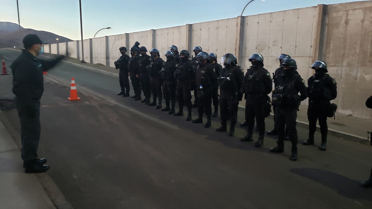 En allanamiento simultáneo en cárceles del país encontraron elementos prohibidos; también en Alto Hospicio