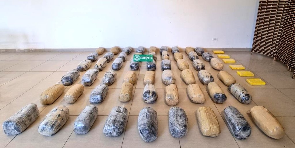 Carabineros de Quillagua incautaron 173 kilos de drogas a dos bolivianos que circulaban por la pampa