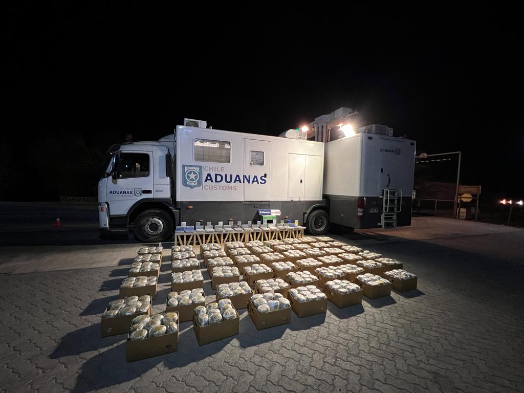 Aduanas intercepta camión con $ 2.426 millones en droga