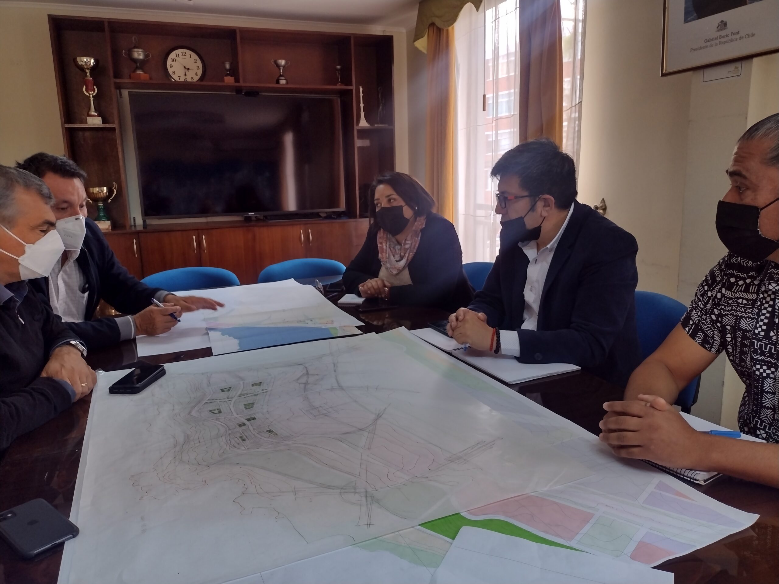 MINVU y Municipalidad de Iquique definen compromisos de coordinación regional para avanzar en expansión sur de la comuna