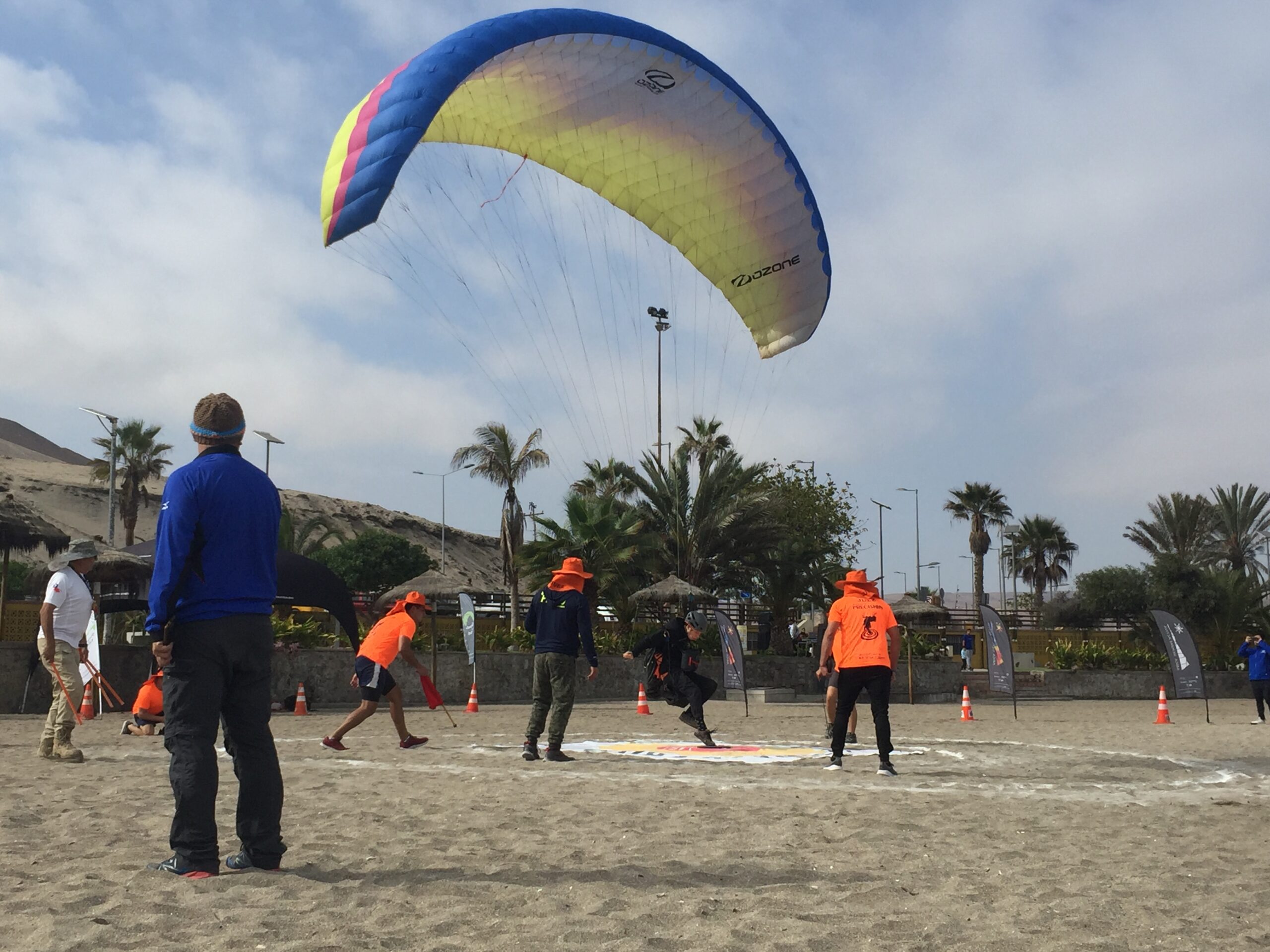 Parapentistas de todo Chile felices de volar en pleno invierno en Arica￼