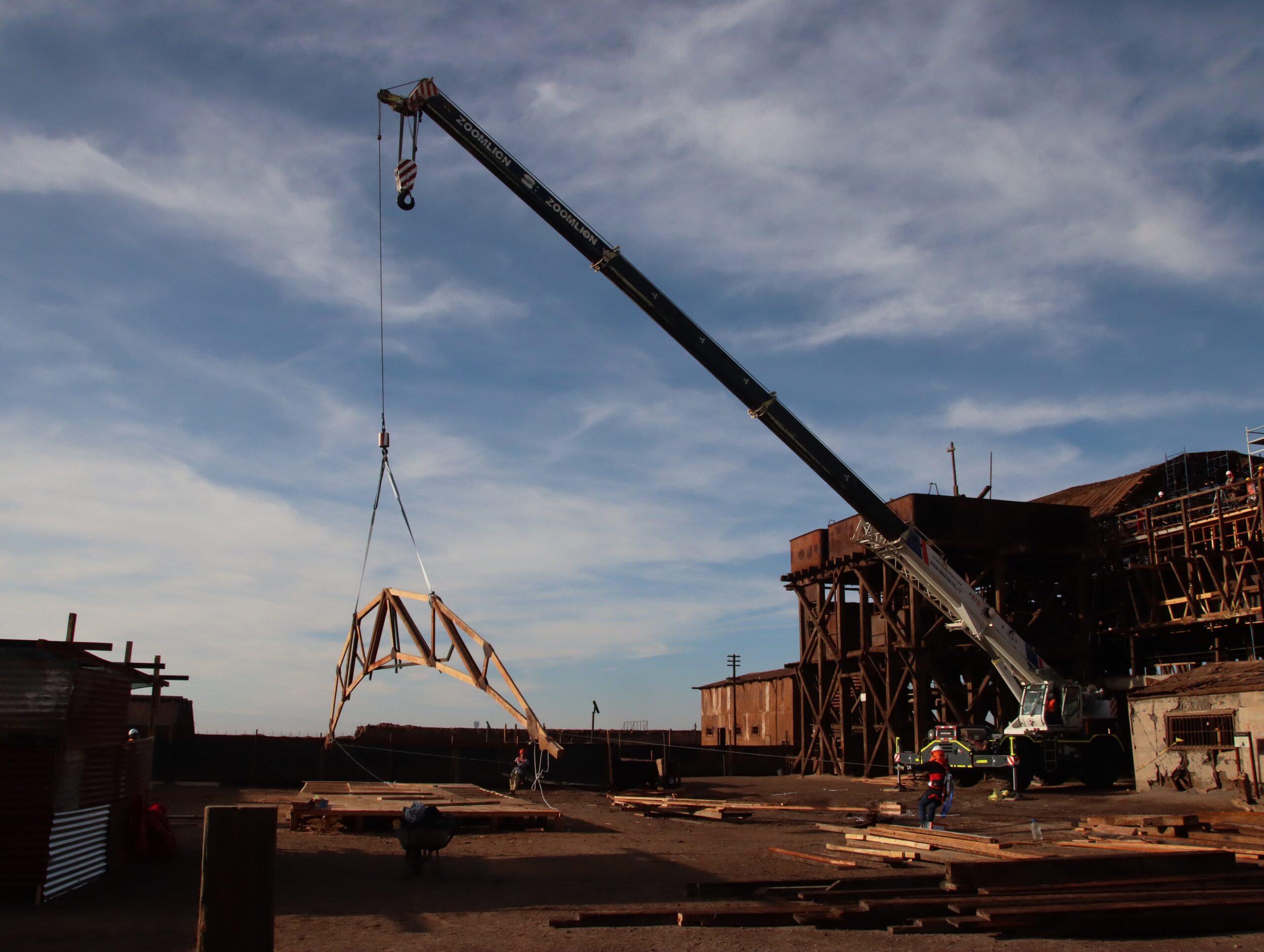 Instalaron dos cerchas de gran tamaño en planta de lixiviación de la Salitrera Santa Laura, apuntalando su gran estructura