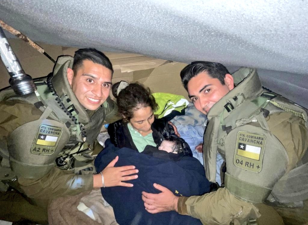 Carabineros asisten parto de mujer extranjera en la vía pública